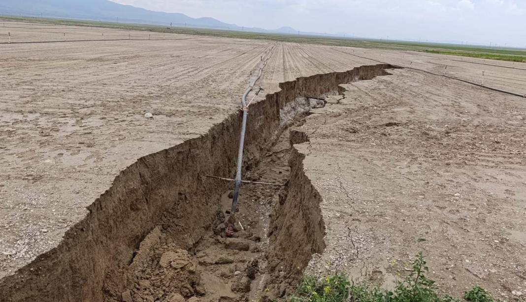Konya’nın kurak ilçesinde toprak yarıldı! Yol ortadan ikiye ayrıldı 7